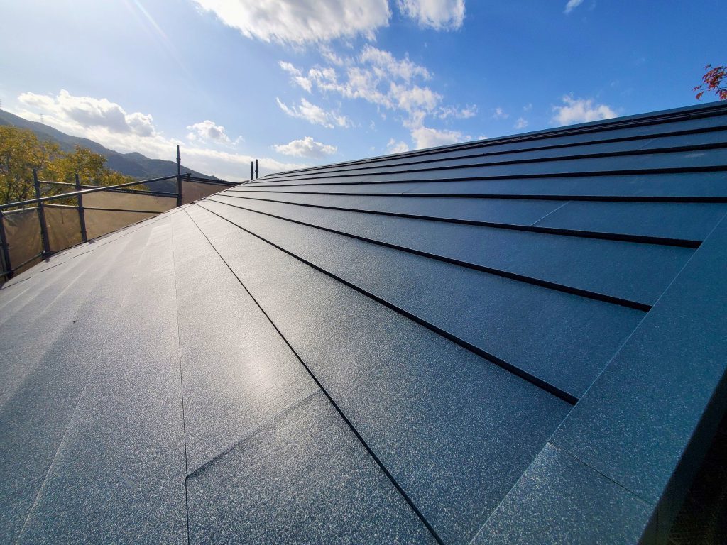 金属屋根で実現 ♪安心と洗練のお住まい